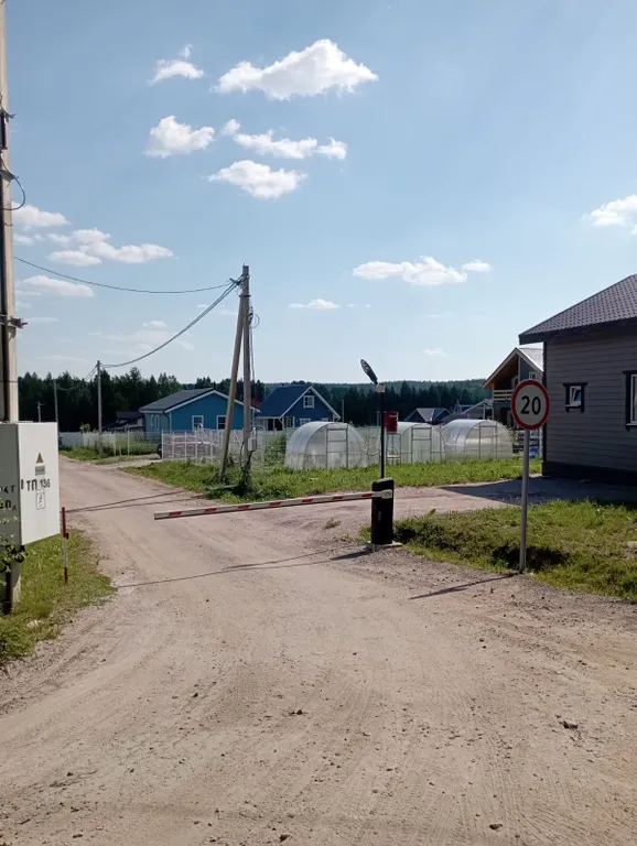 Дом в лесу рядом с озером