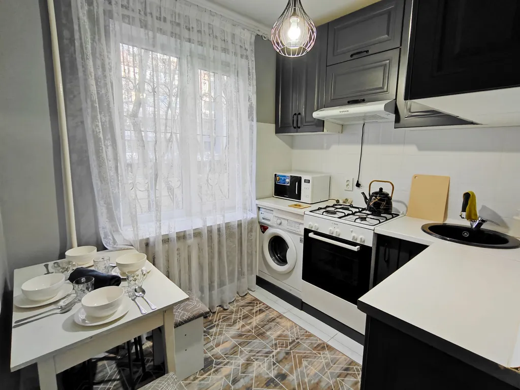 2-комнатная квартира на 1 этаже рядом с ТРЦ MEGA, парком и речкой