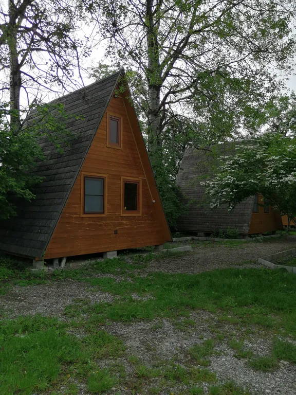 Домики у реки в тихом, уединённом месте, по дороге на Архыз