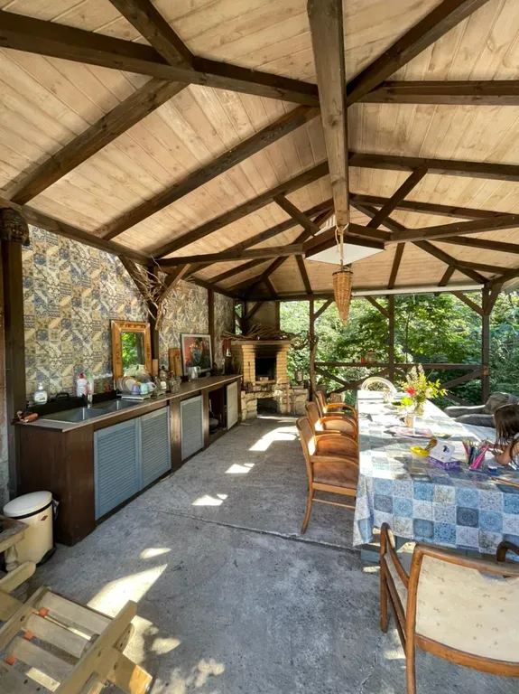 Дом в тени многолетнего дуба