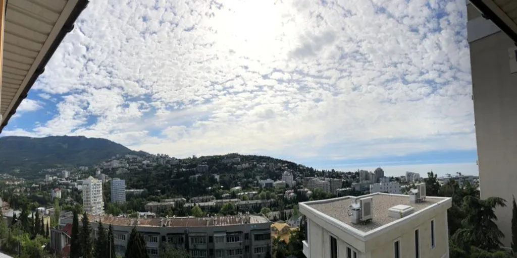 2-комнатная квартира с балконом и прекрасным видом на море и горы