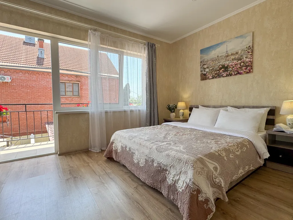 Солнечный номер для двоих с видом на цветочный дворик