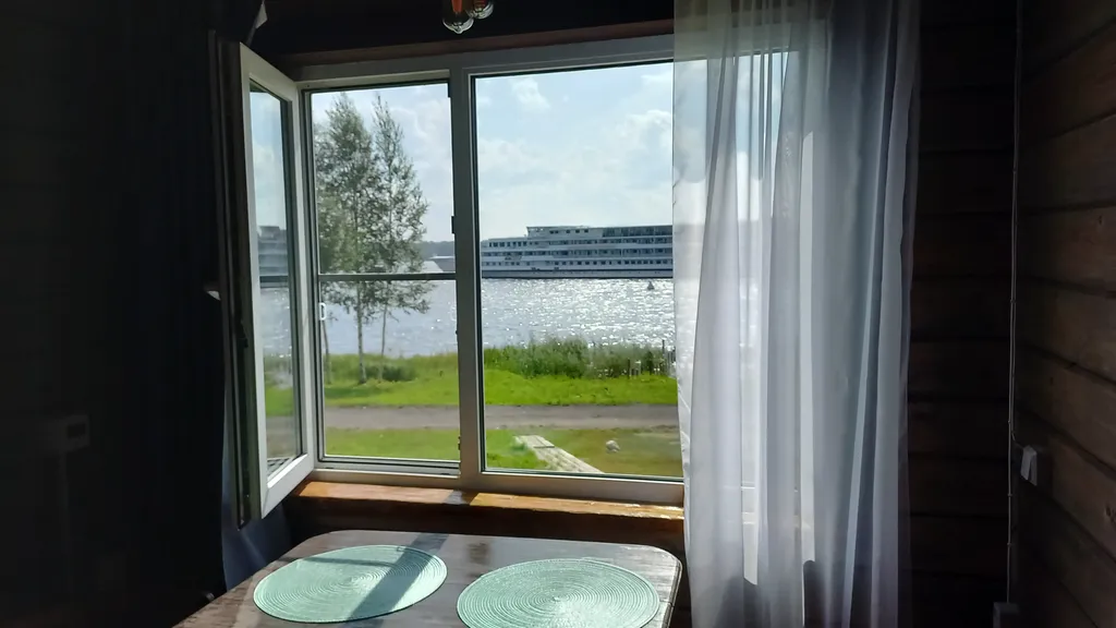 Домик у реки с отличным видом на 2 шлюз Волго Балтийского канала и лес