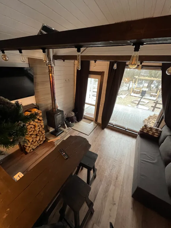 Коттедж Уютный домик с камином и кедровой бочкой на берегу озера — Лобня