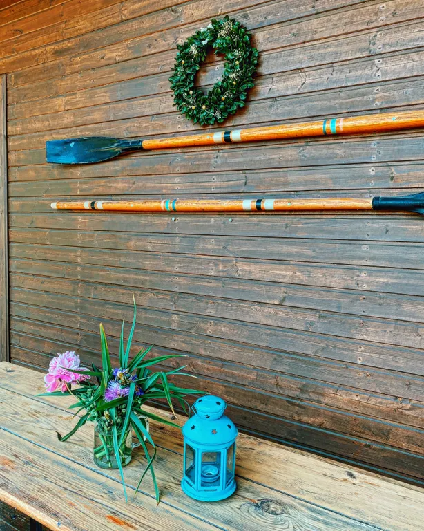 Деревянный коттедж с видом на озеро