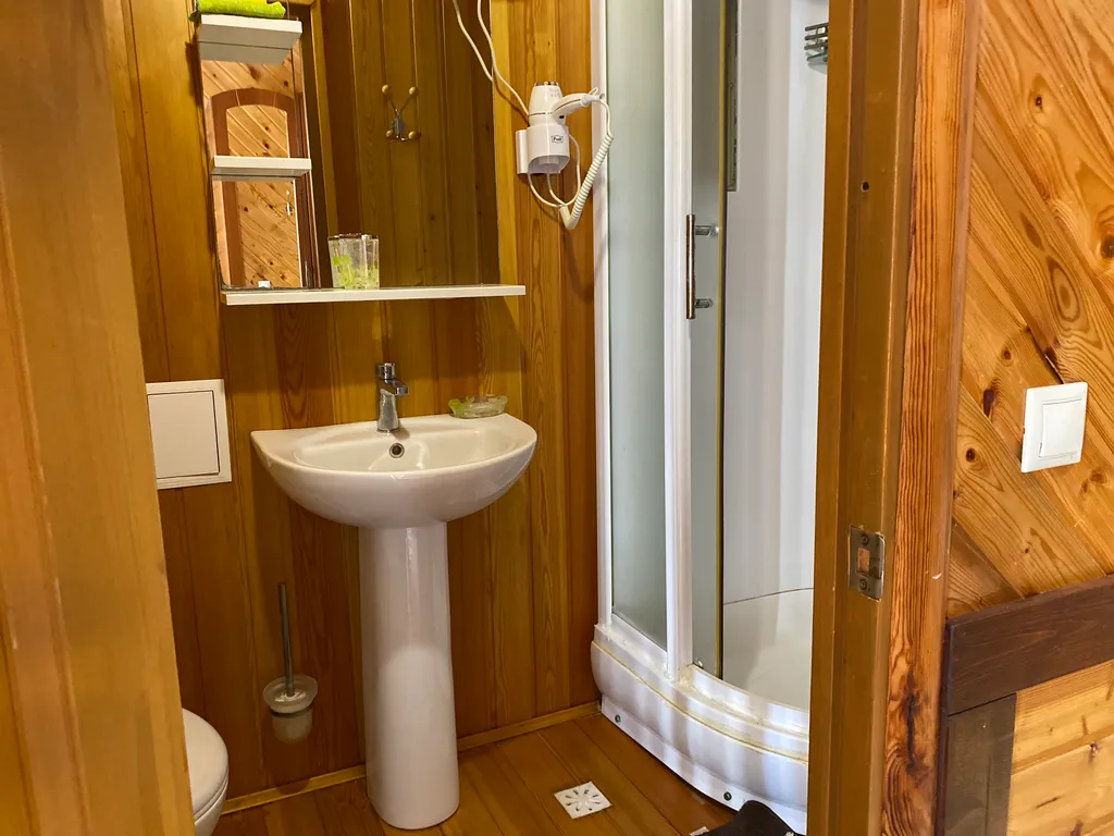 Уютная комната в доме из дерева