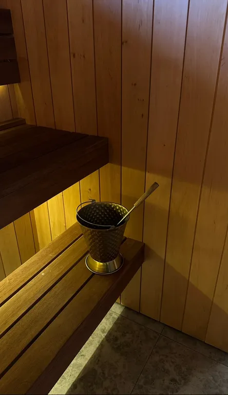 Дом-баня в красивом саду рядом с водоемом