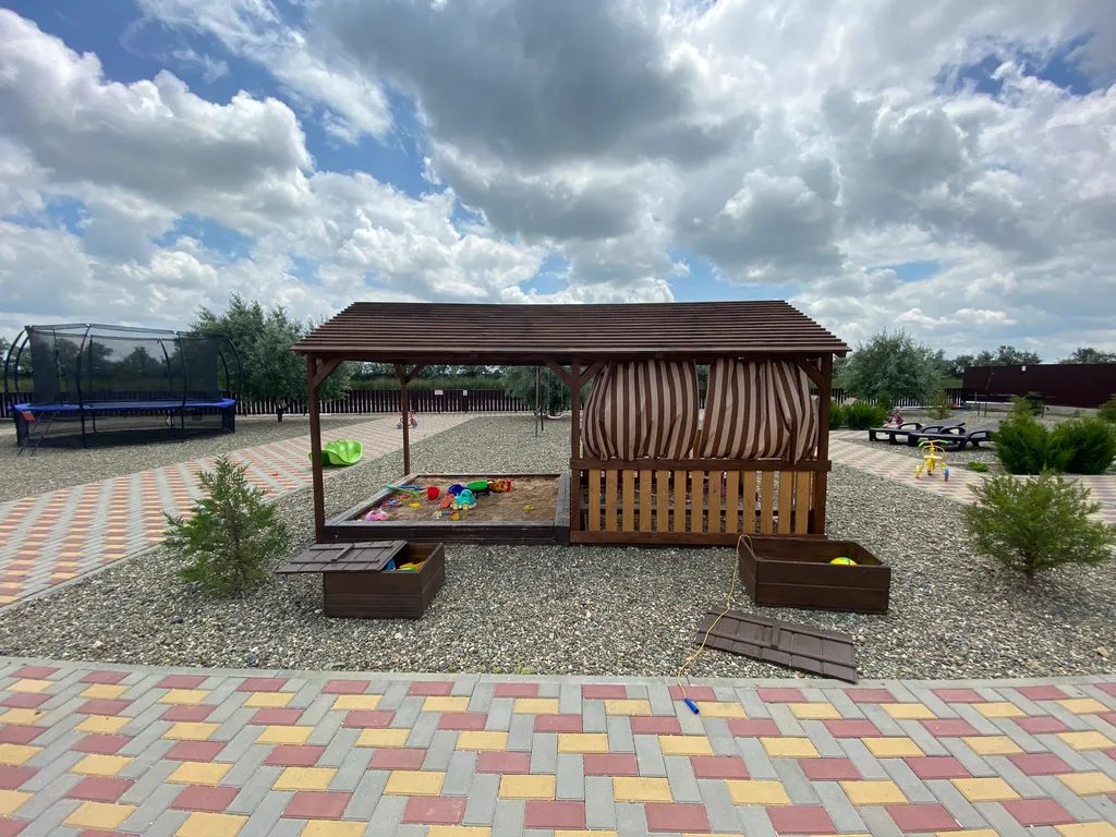 Уютные домики у канала