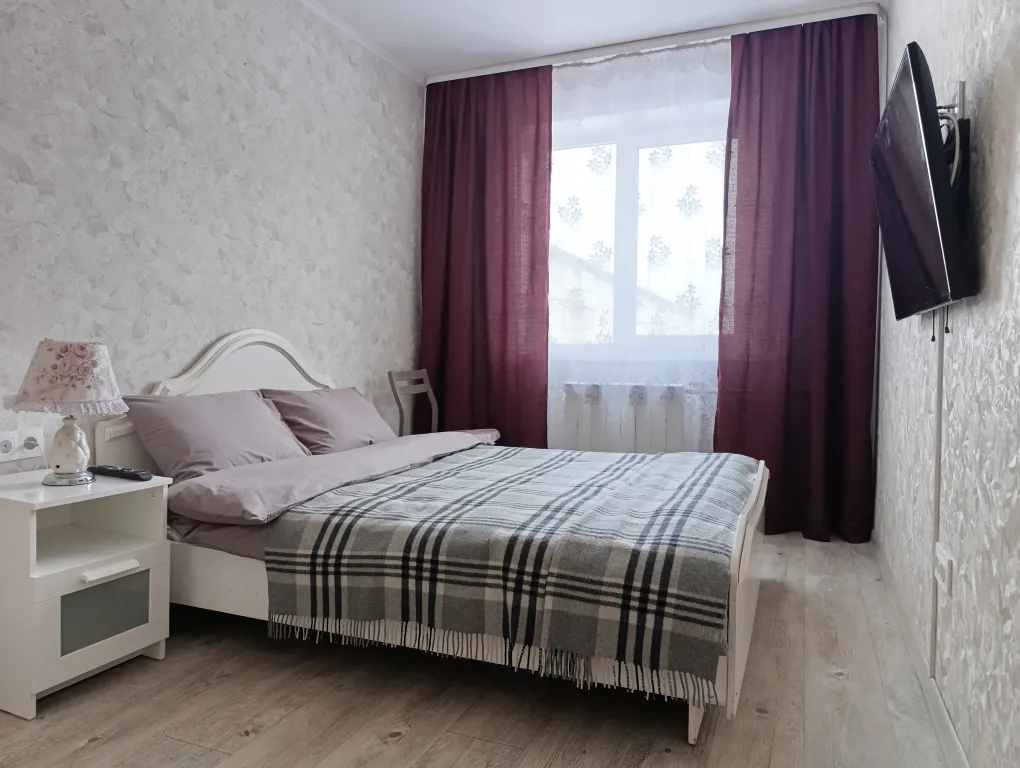 Просторная двухкомнатная квартира с видом на Кузнецкую крепость — аренда посуточно в Новокузнецк