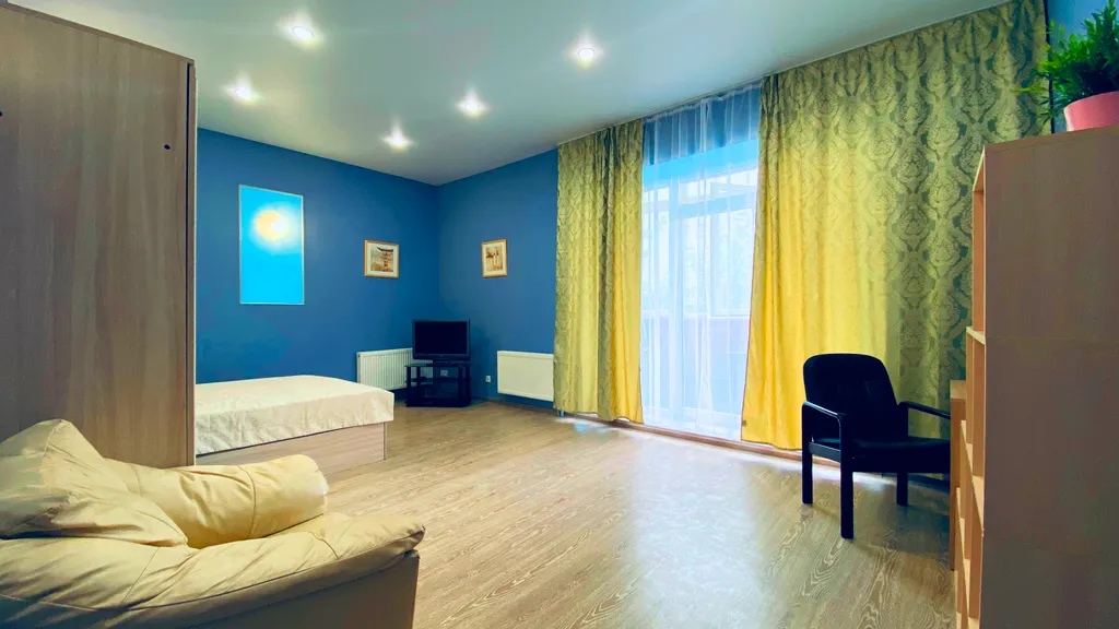 Просторная квартира с лоджией на площади Революции