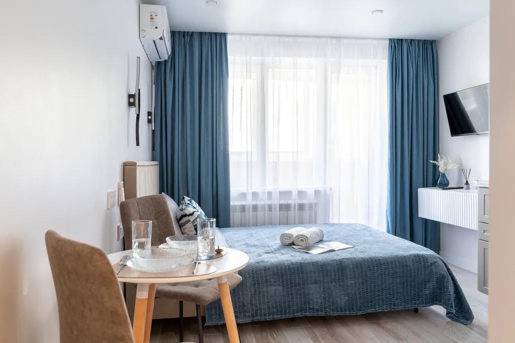 Современная и уютная студия с балконом