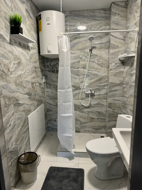 Дом рядом с лесом, с большой кухней и огромной парковой