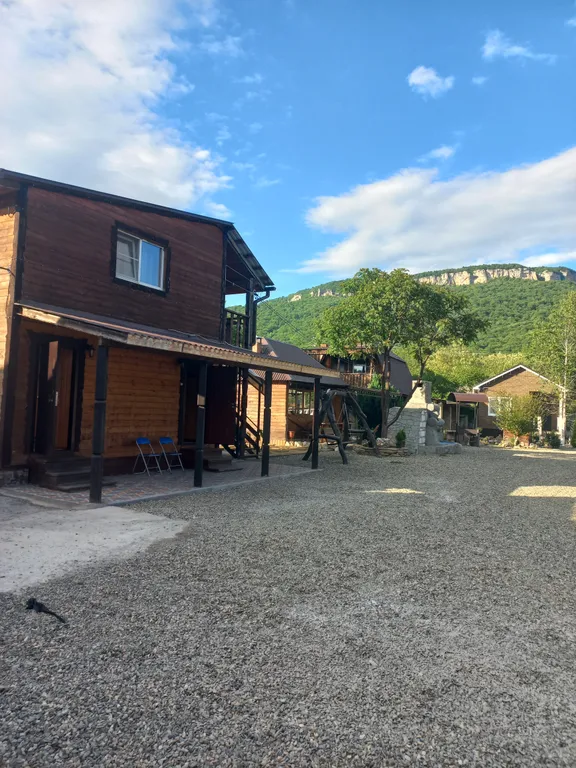 Номер у реки Дах с видом на горы