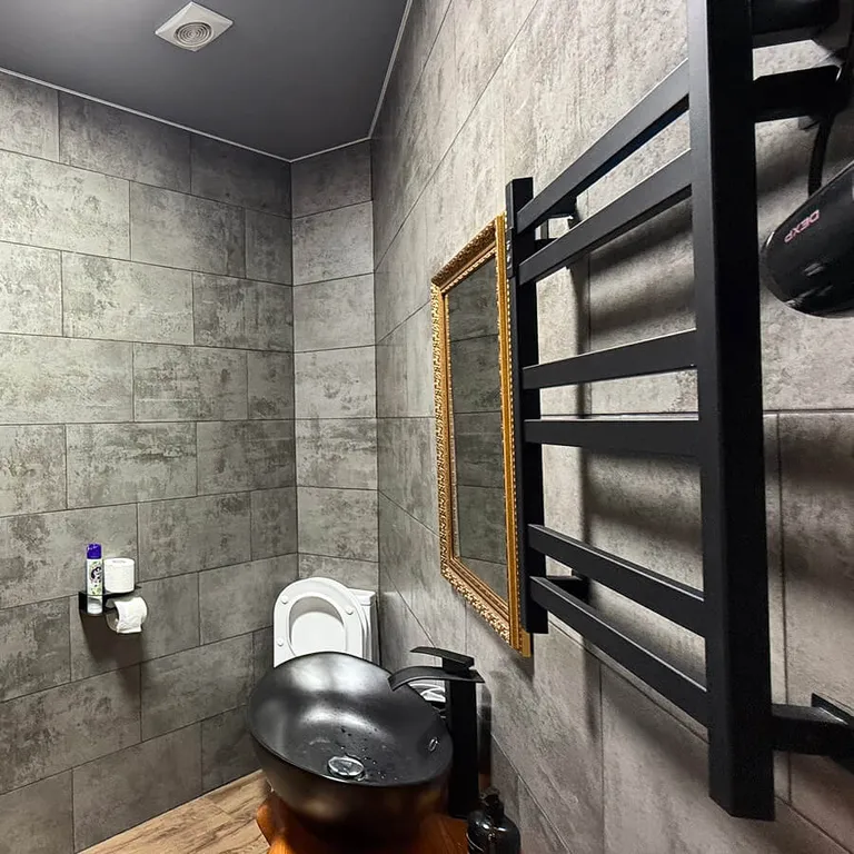 Оригинальная студия с камином в стиле лофт