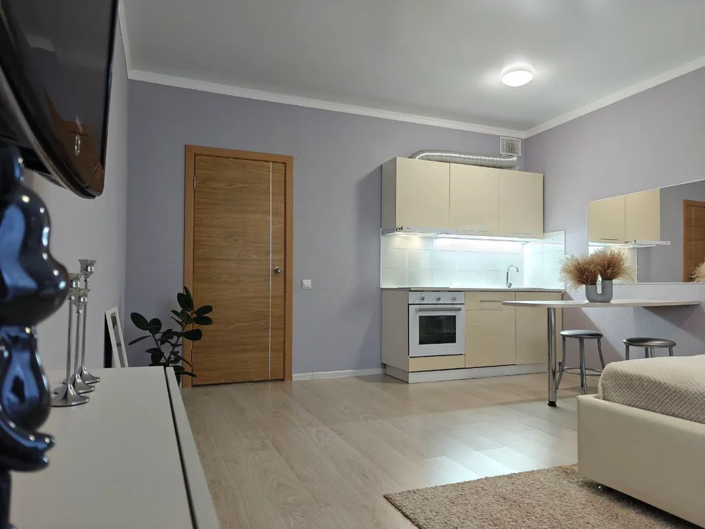 Современная однокомнатная квартира-студия, оформленная в светлых тонах