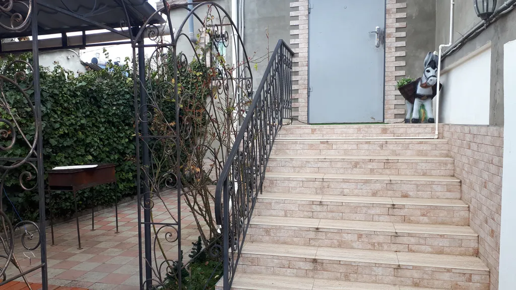 Отдельный дом с двором и беседкой, со всеми условиями