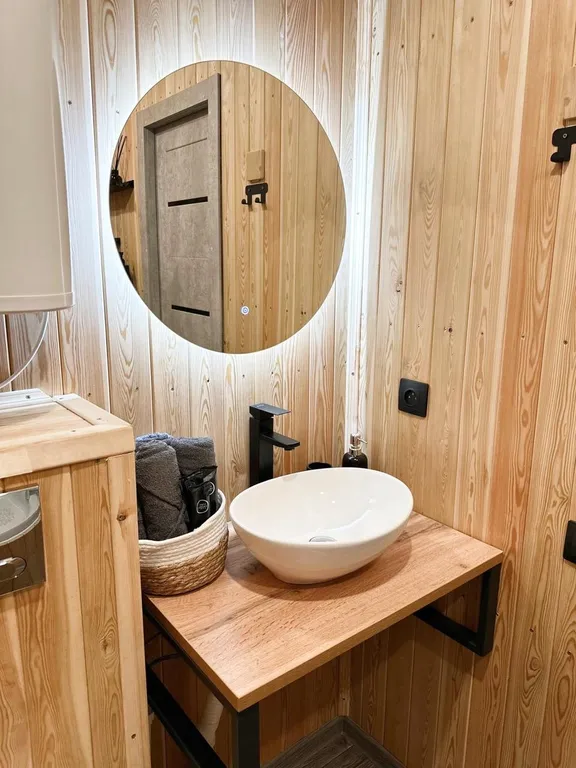 Уютный дом в лесу