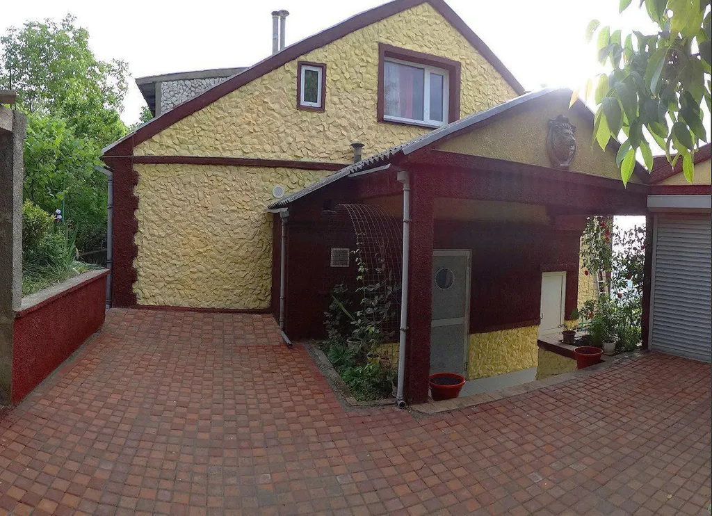 Этаж в коттедже с огромным балконом, 2 спальнями, гостиной и кухней