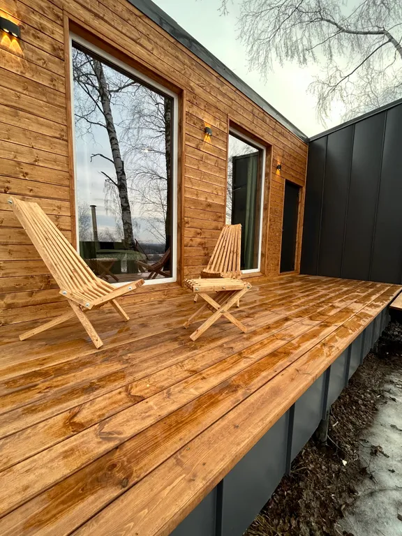 Дом с чаном на берегу реки