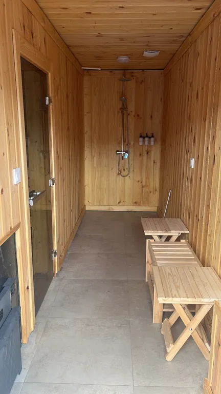 Уютная комната с видом на горы