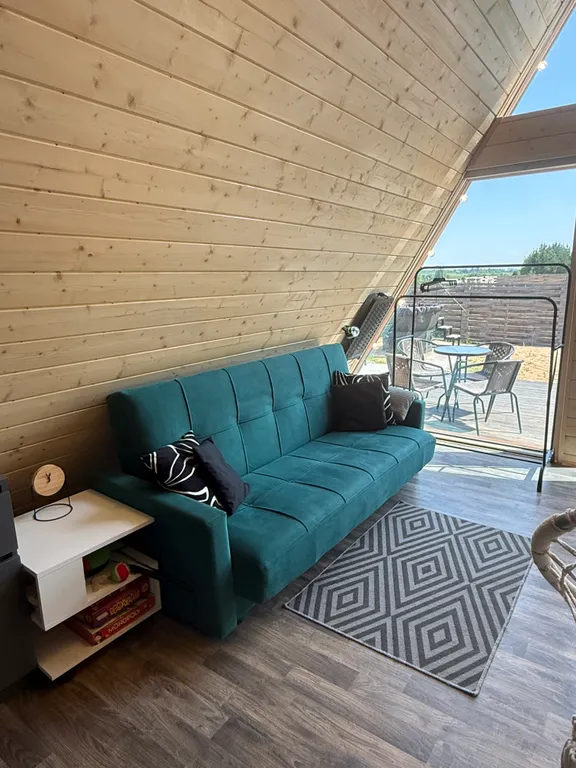 Уютный домик на берегу реки с горячим чаном