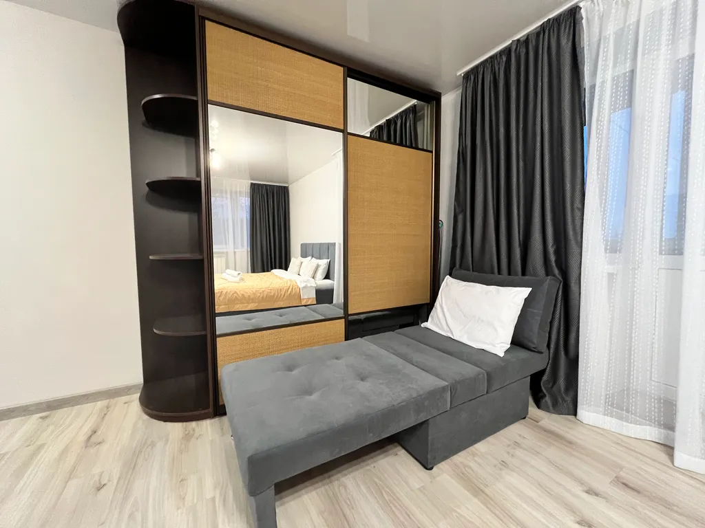 Дизайнерская студия с большим телевизором со смарт-тв