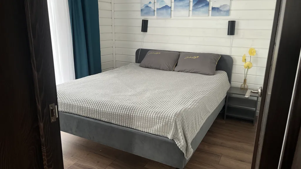 Дом с бассейном и сауной у пруда