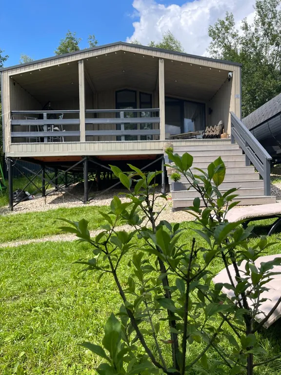 Дом на холме у леса