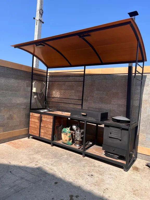 Новый двухэтажный дом на берегу моря, есть все необходимое