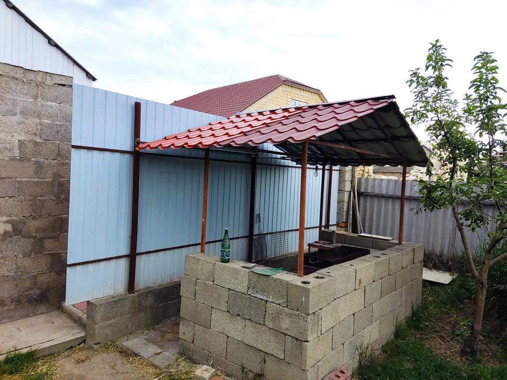 Двухэтажная дача с бассейном