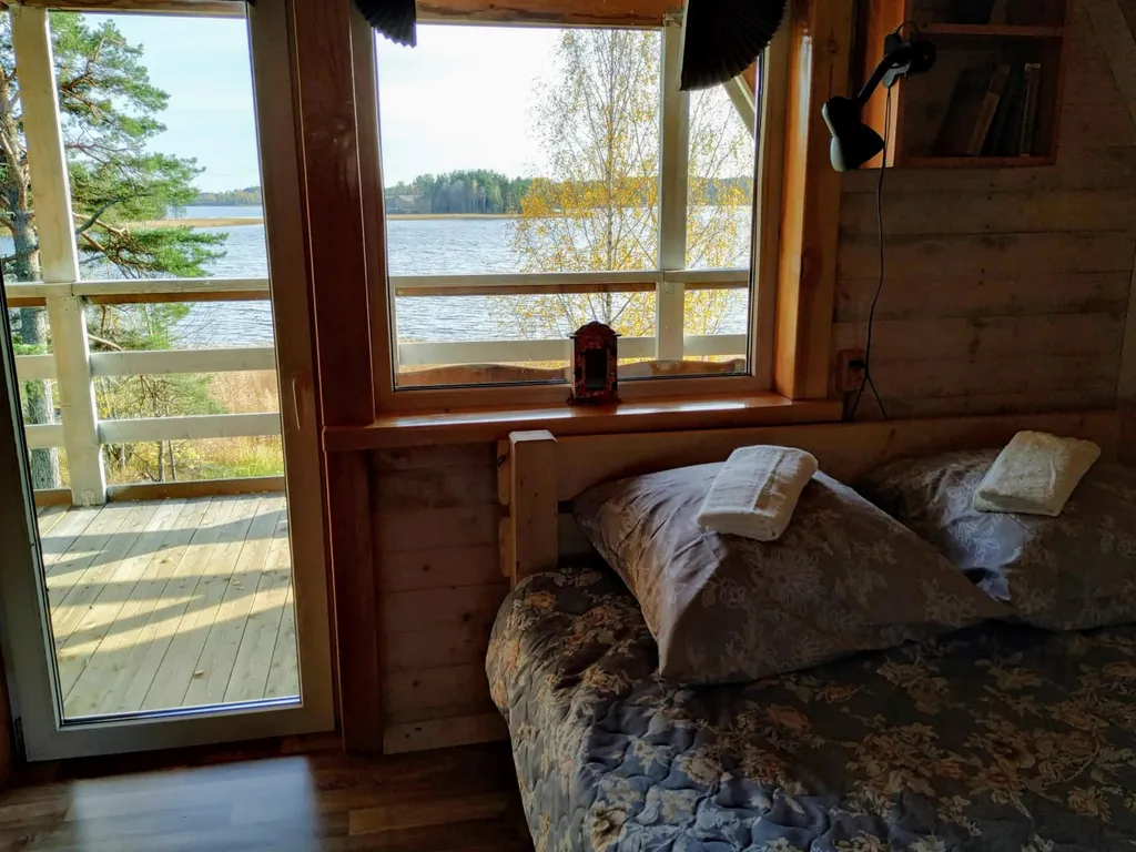 Домик на берегу залива Ладожского озера