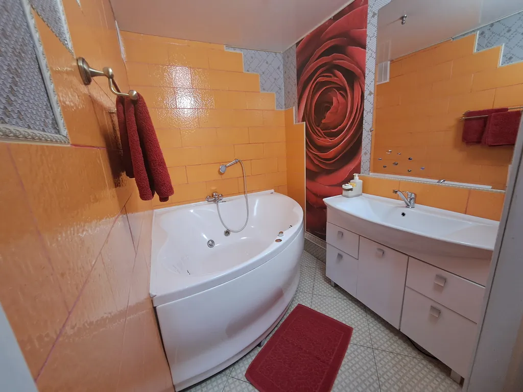 Квартира 1-комнатная квартира с кондиционером и джакузи с дизайнерским ремонтом — Барнаул