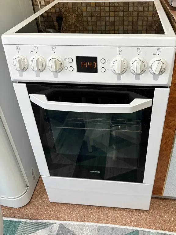 Квартира напротив Ледового дворца и областной больницы .