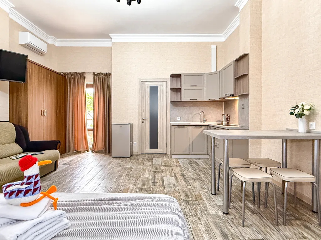 Номер на 4 человек с кухней на 1 этаже в центре, в 7 минутах до моря