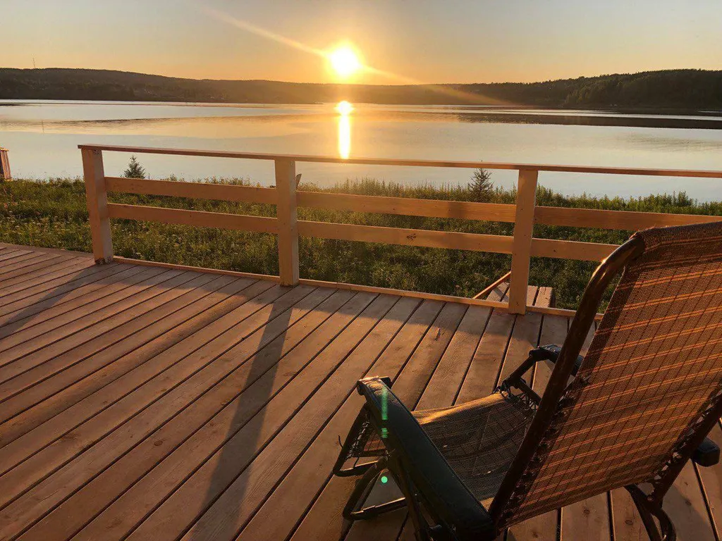 Новый дом в стиле барн Хаус на берегу реки