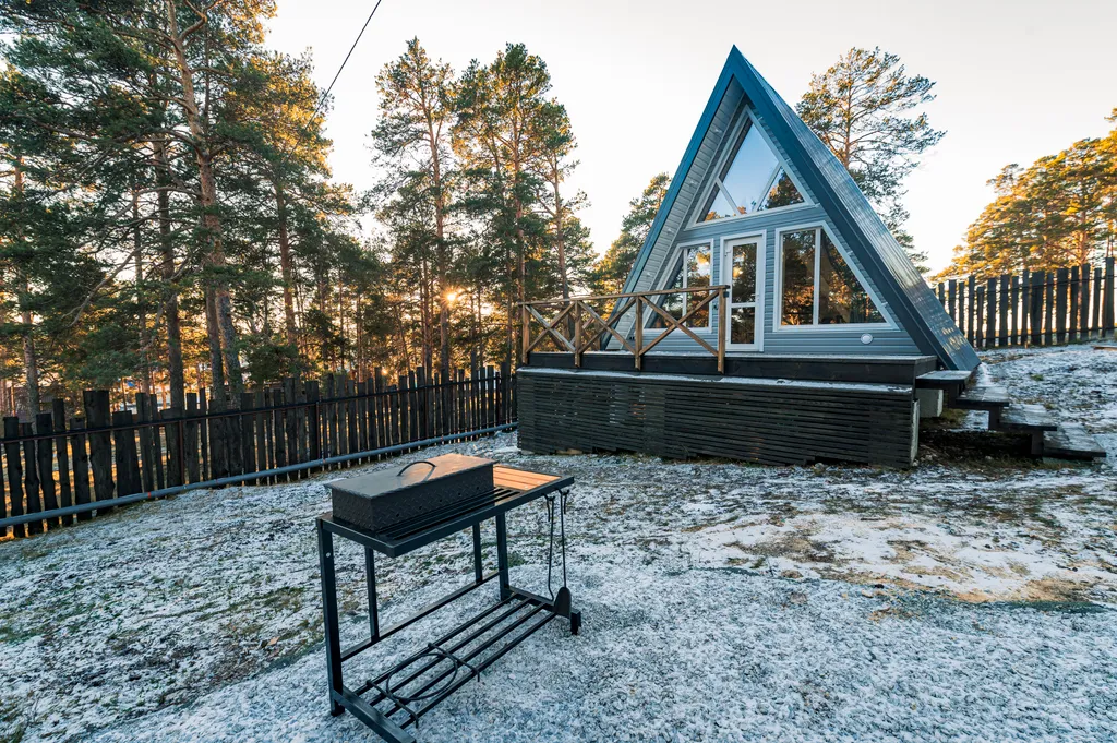 Уютный дом-шалаш в сосновом лесу