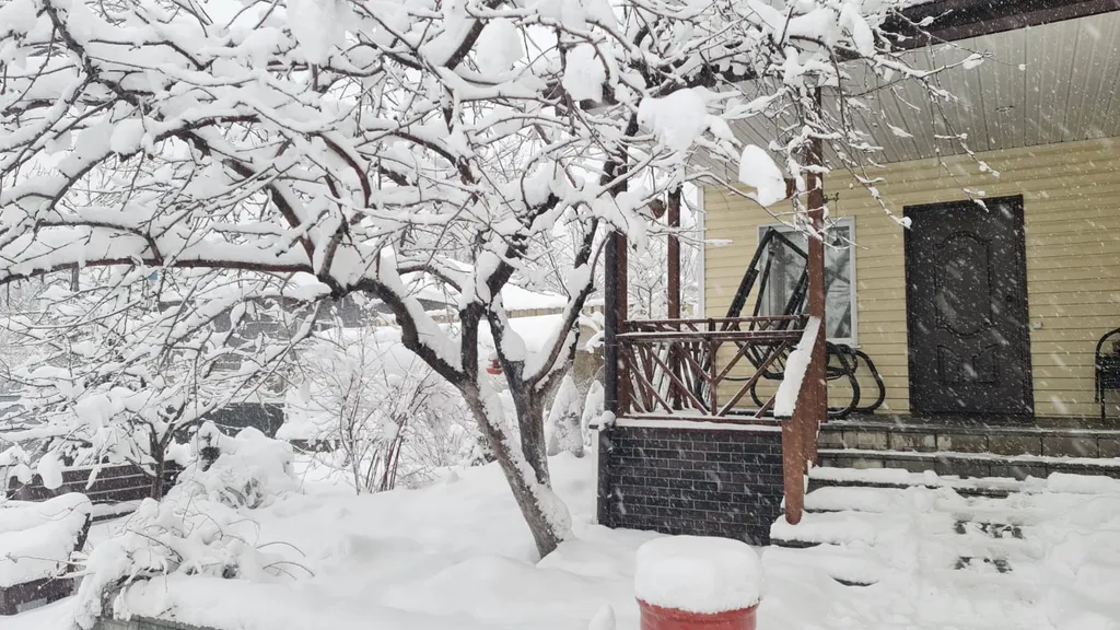 Уютный загородный дом с красивой благоустроенной территорией.