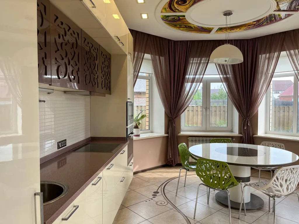 Коттедж и деревянная баня с большой комнатой отдыха