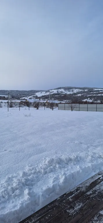 Треугольный домик с видом на горнолыжку