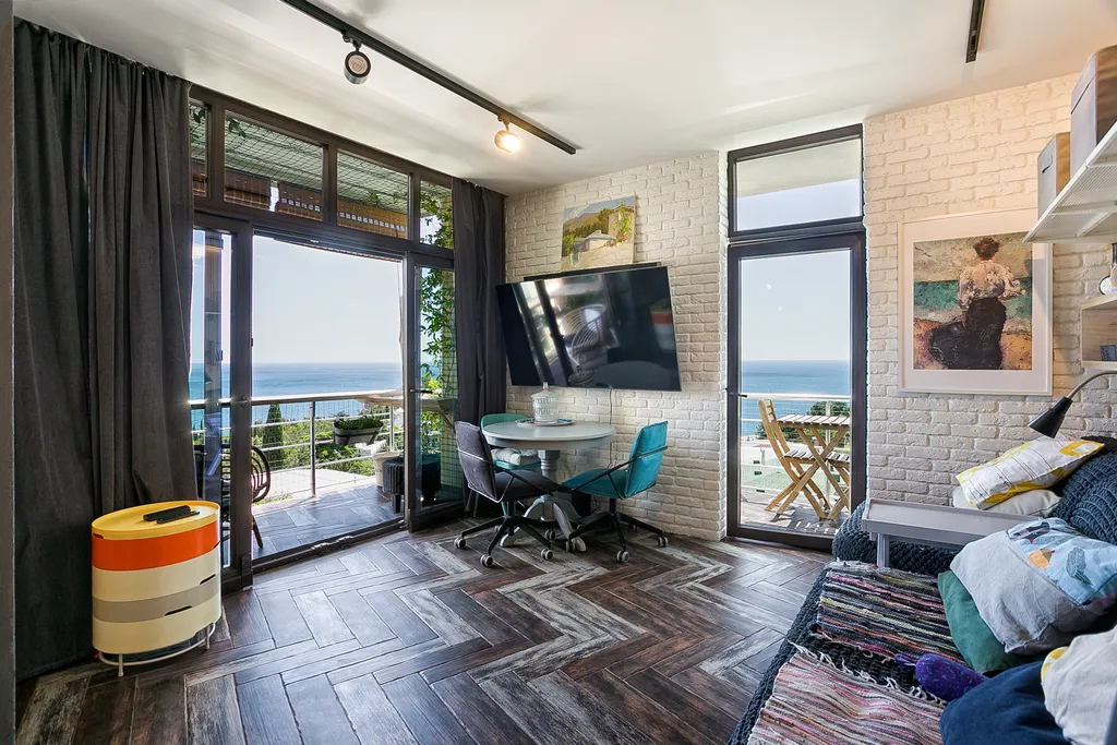 Квартира с двумя балконами и панорамным видом на море и горы