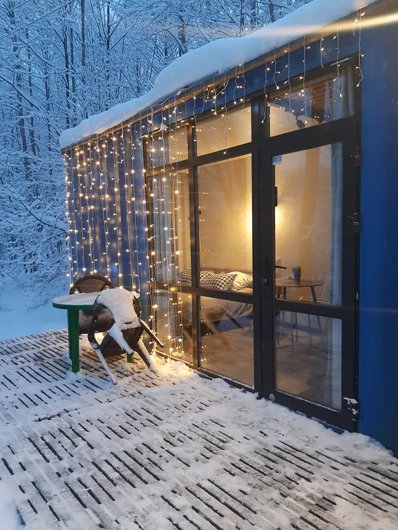 Дом на склоне холма у реки