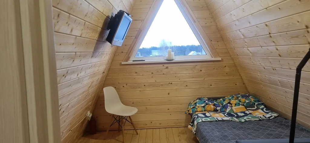 Дом-шалаш с видом на лес