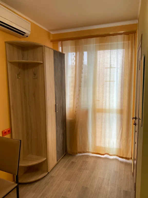 Уютная комната с двуспальной кроватью