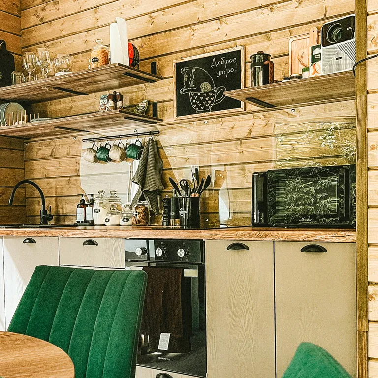 Уютный дом в лесу