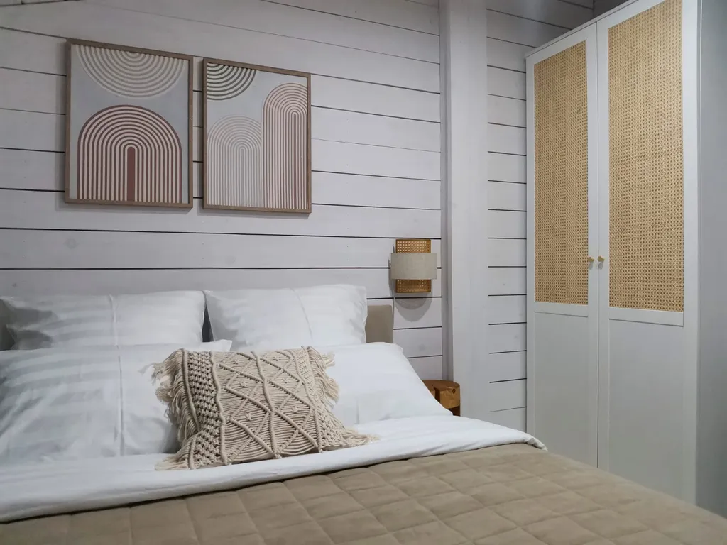 Панорамный дом в окружении леса на берегу водохранилища