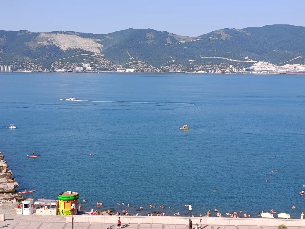 Современная 2-я большая квартира прямо на набережной с пляжем у дома