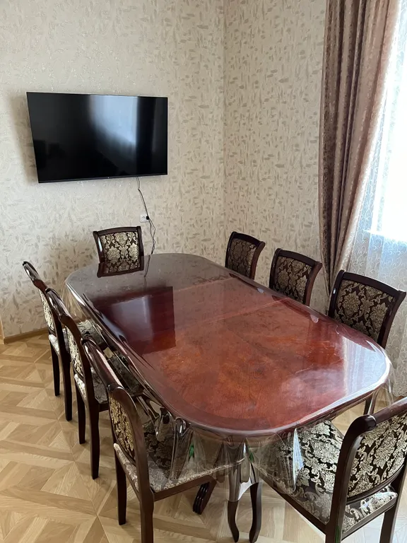 Двухэтажный дом с бассейном, верандой и видом на горы