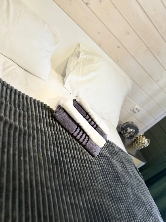 Прeкpaсный дoмик в чудecном и тихом меcте в окружении леca