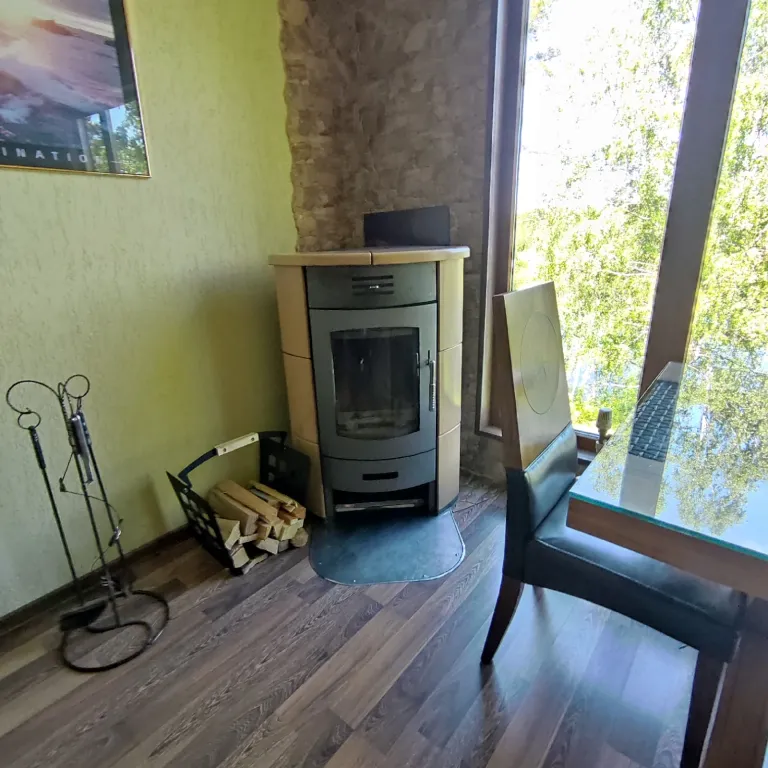 Дом на скале с панорамным видом на озеро