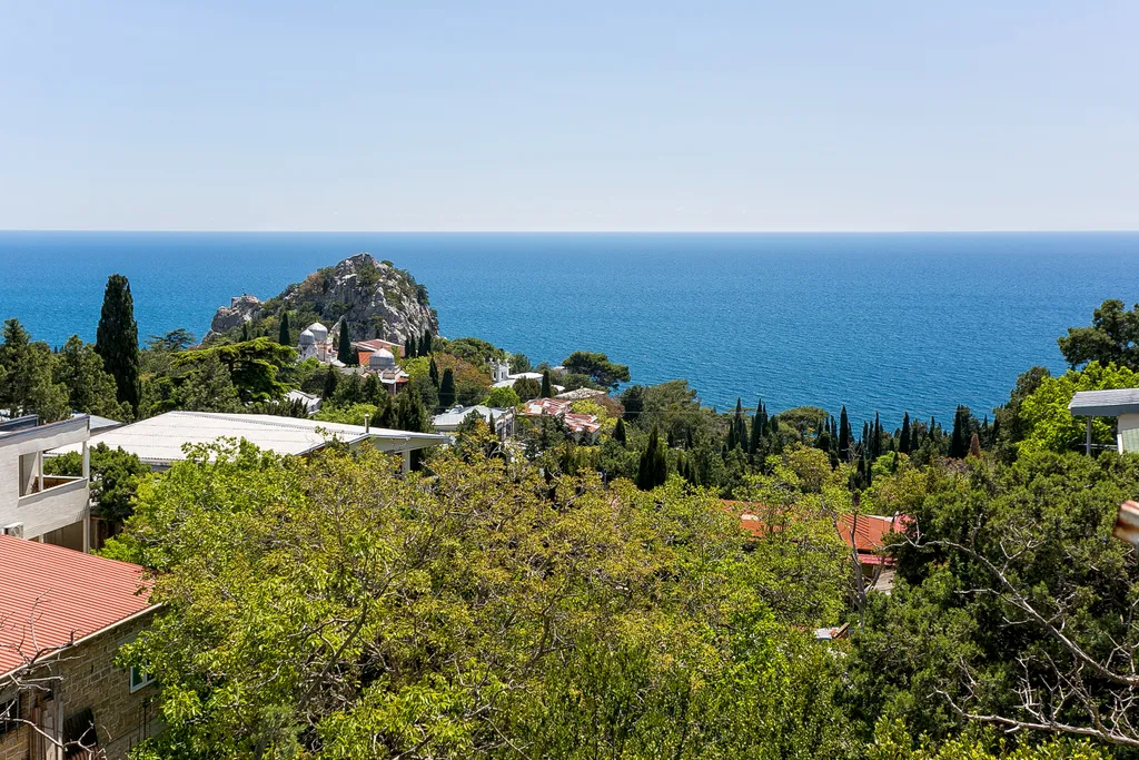 Светлая видовая квартира-студия под горой Кошка